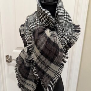 Madison 88 Reversible Blanket Scarf